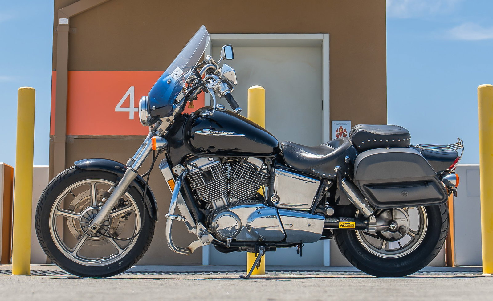 28L - Pantheon Medium Hard Mount Honda Shadow 1100 Spirit Leather Alforjas