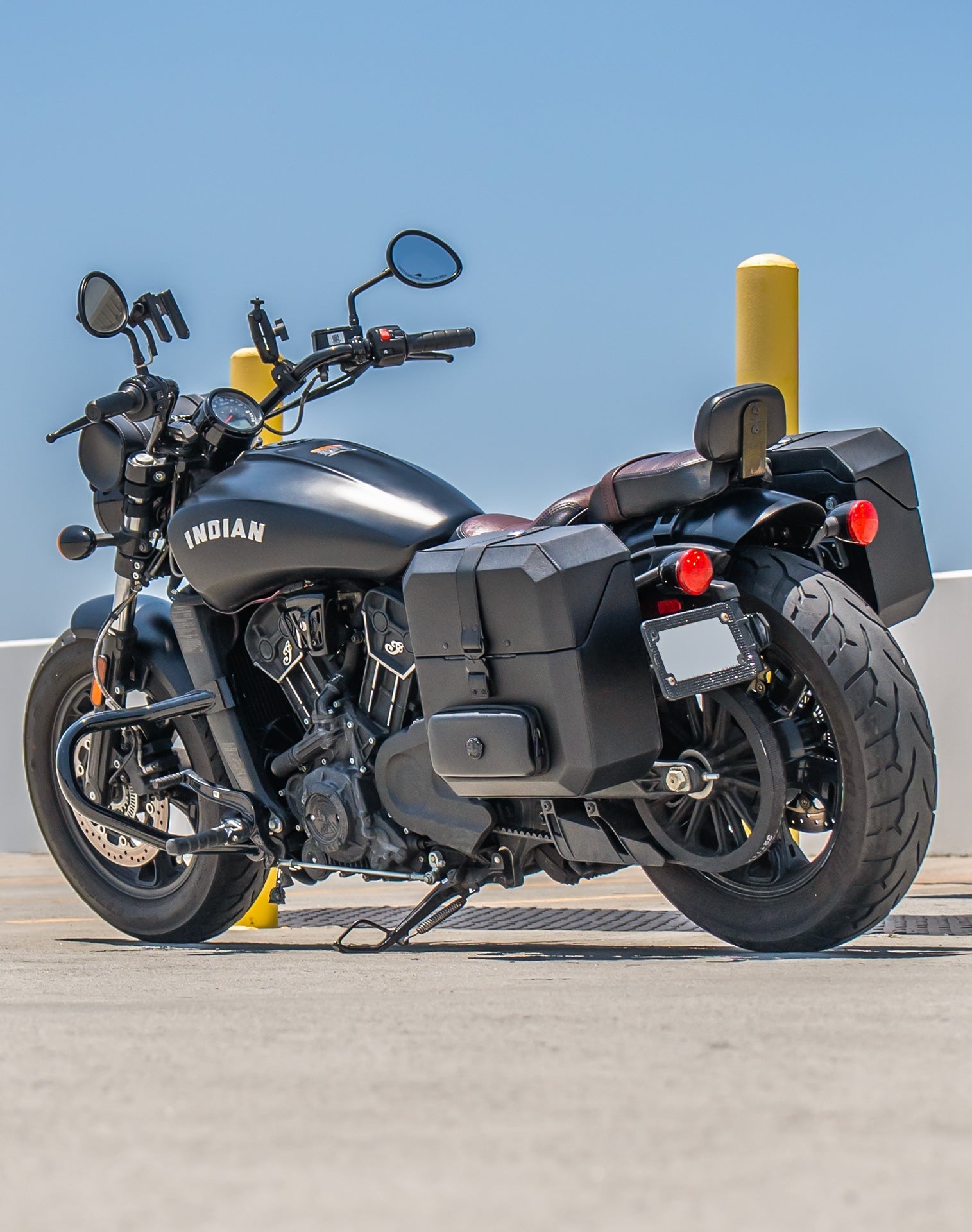 15L - Outlaw Quick Mount Medium Indian Scout Bobber Sixty Hard Solo Alforja (Left Only)
