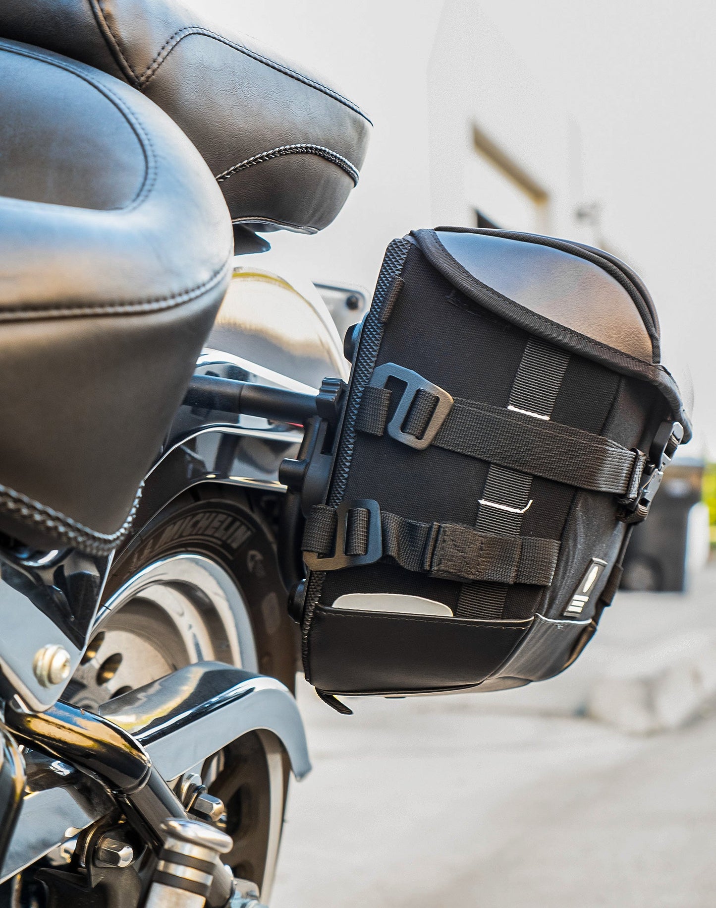 10L - Incognito Quick Mount Small Solo Motocicleta Alforja (Left Only) para Harley Softail Fat Boy FLSTF/I