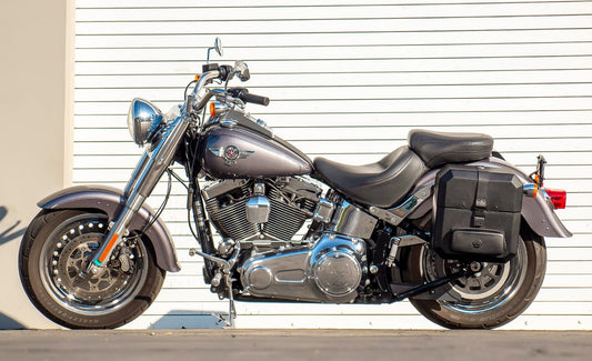 15L - Outlaw Quick Mount Medium Hard Solo Alforja (Left Only) para Harley Softail Fat Boy FLSTF/I