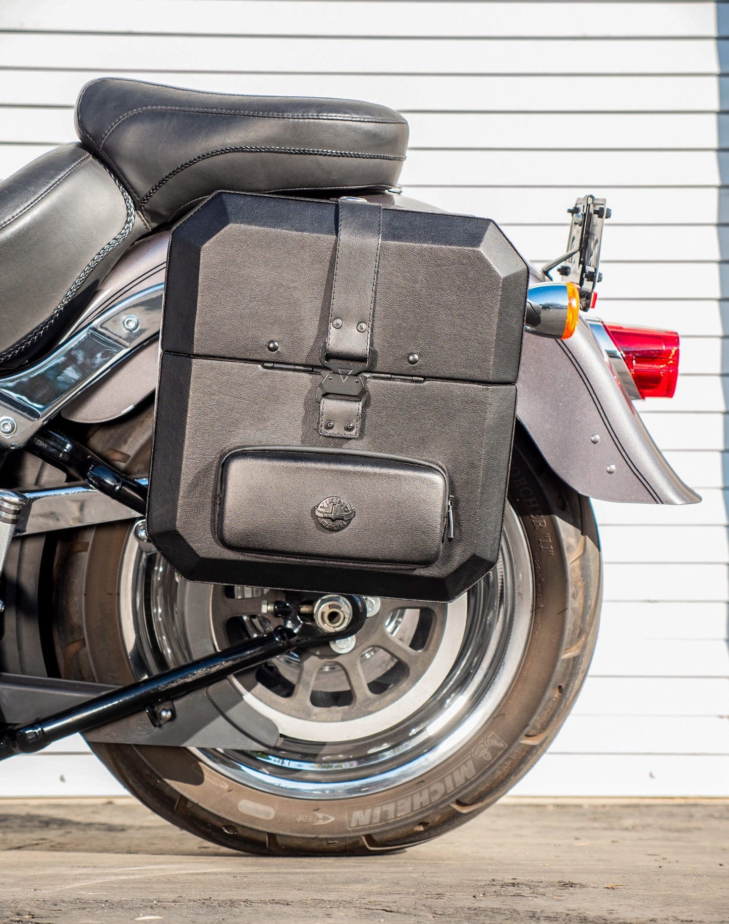 15L - Outlaw Quick Mount Medium Hard Solo Alforja (Left Only) para Heritage Classic FLSTC/I