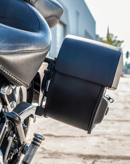 28L - Pantheon Medium Quick Mount Motocicleta Alforjas para Harley Softail Fat Boy FLSTF/I