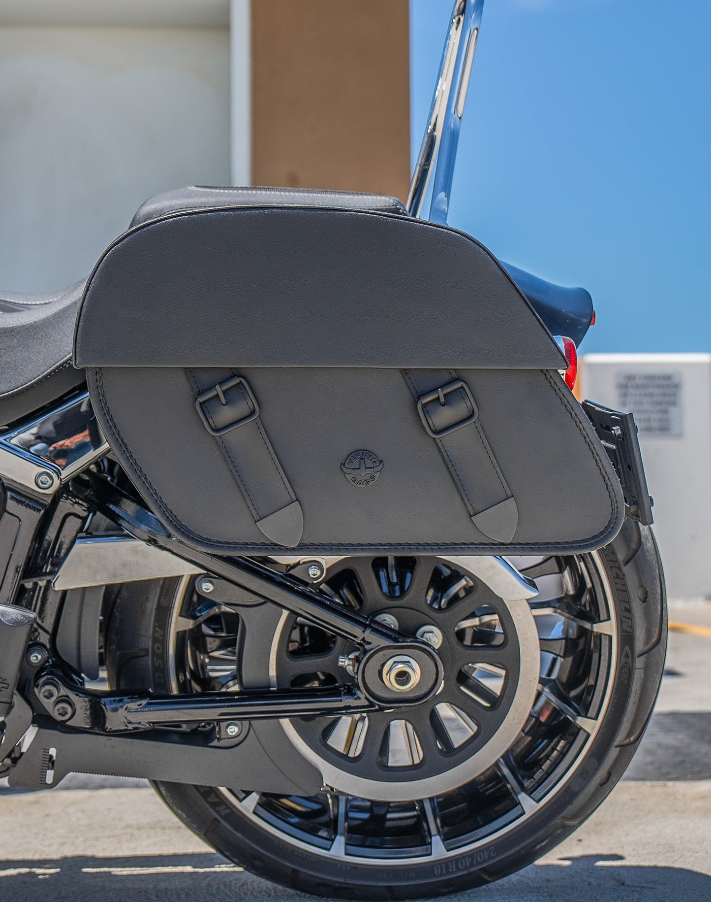 28L - Baelor Medium Quick Mount Harley Softail Breakout FXBR/S Motocicleta Alforjas