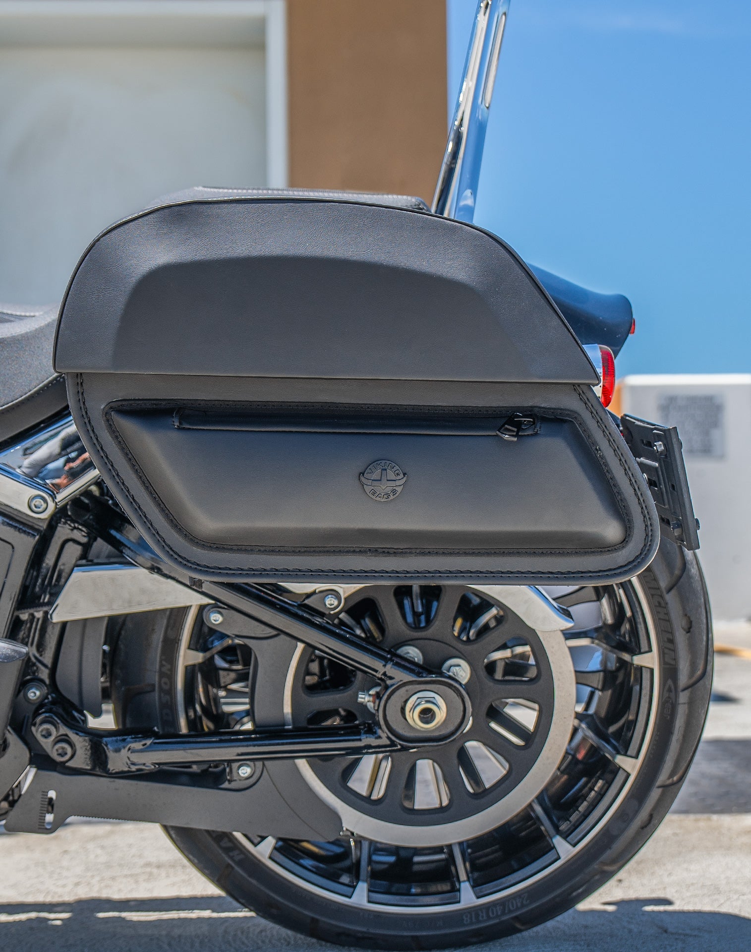 28L - Pantheon Medium Quick Mount Harley Softail Breakout FXBR/S Motocicleta Alforjas