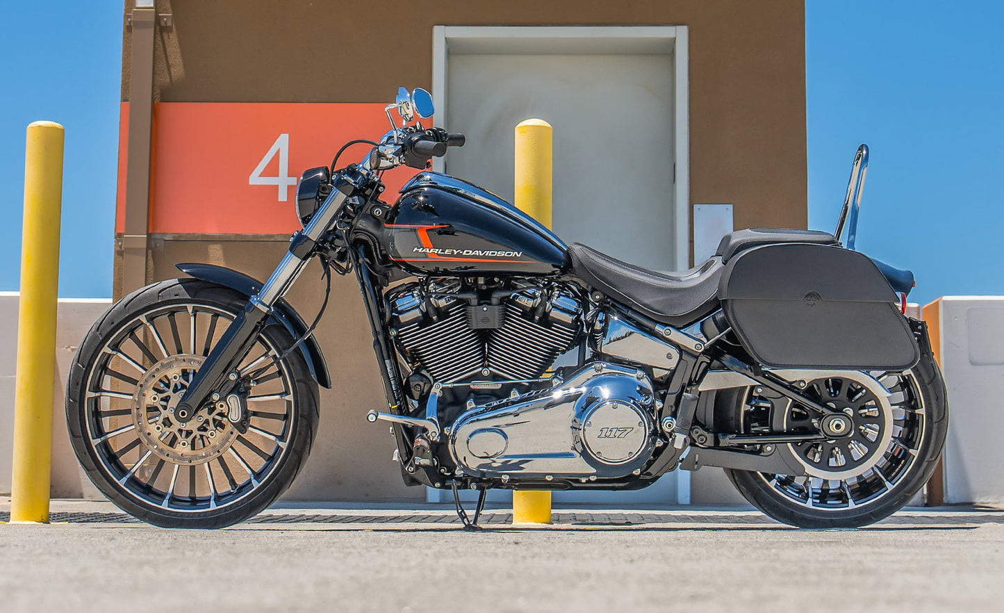 28L - Panzer Medium Quick Mount Harley Softail Breakout FXBR/S Leather Alforjas