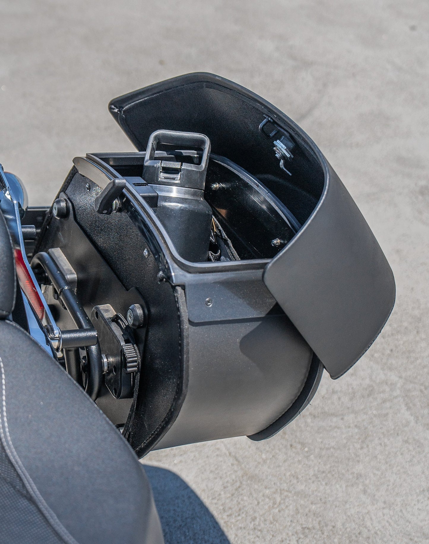 28L - Panzer Medium Quick Mount Harley Softail Breakout FXBR/S Leather Alforjas