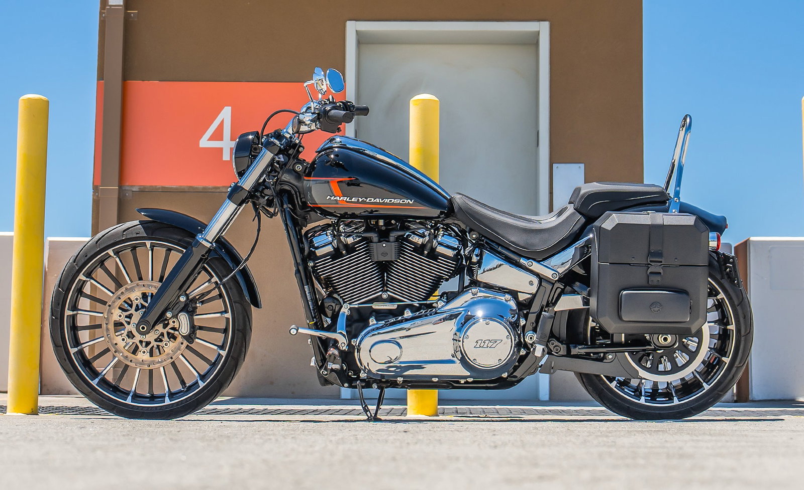 15L - Outlaw Quick Mount Medium Harley Softail Breakout FXBR/S Hard Solo Alforja (Left Only)