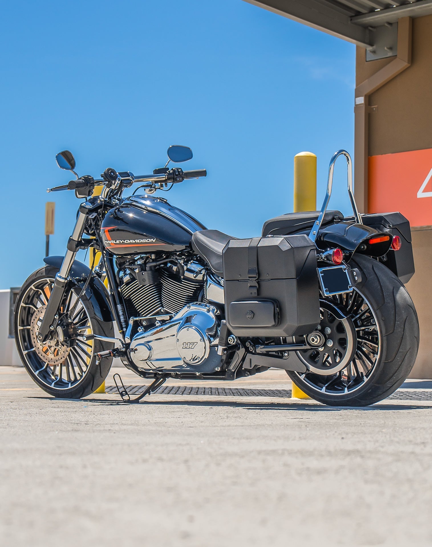 15L - Outlaw Quick Mount Medium Harley Softail Breakout FXBR/S Hard Solo Alforja (Left Only)