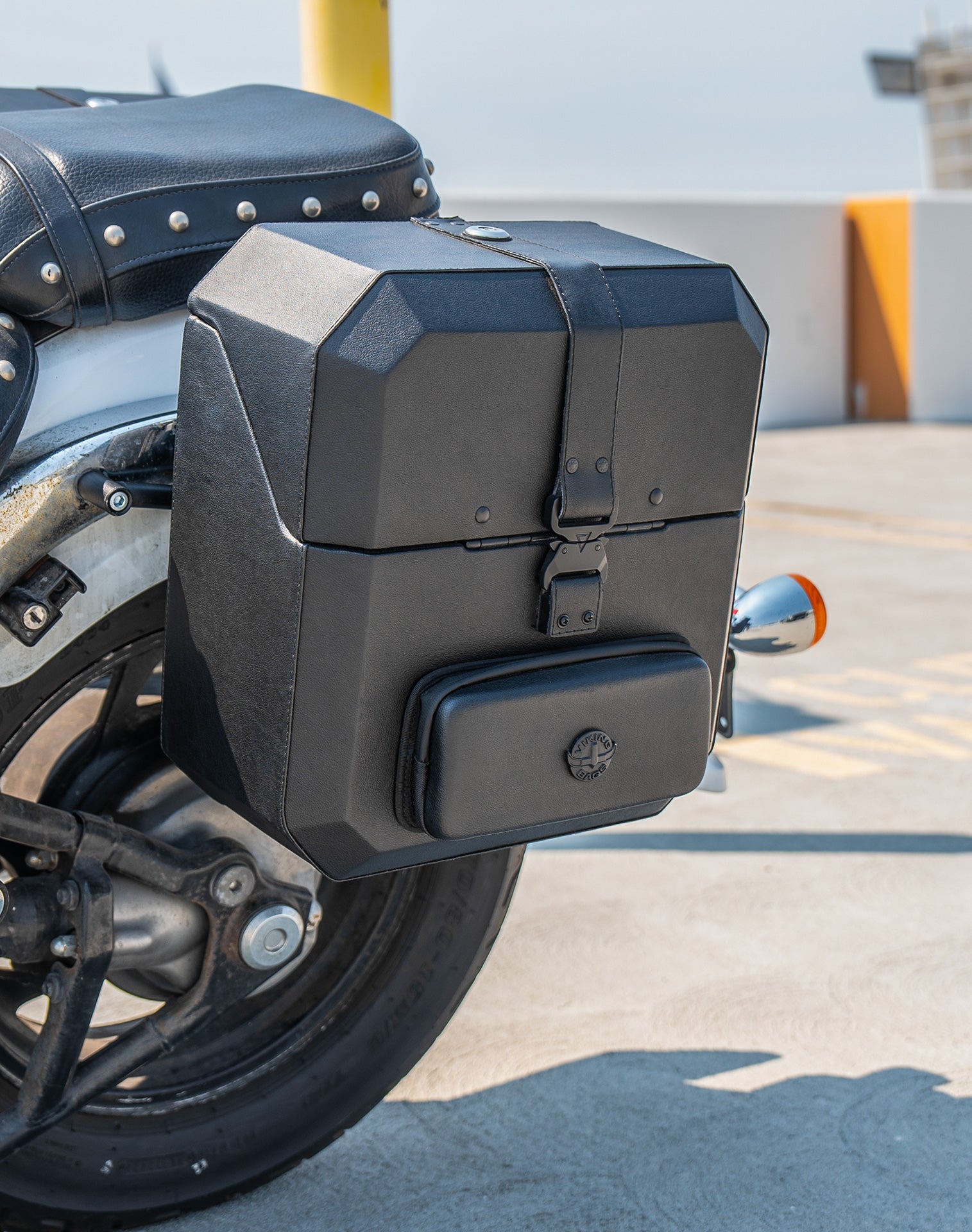15L - Outlaw Quick Mount Medium Suzuki Boulevard C50 VL800 Hard Solo Alforja (Left Only)