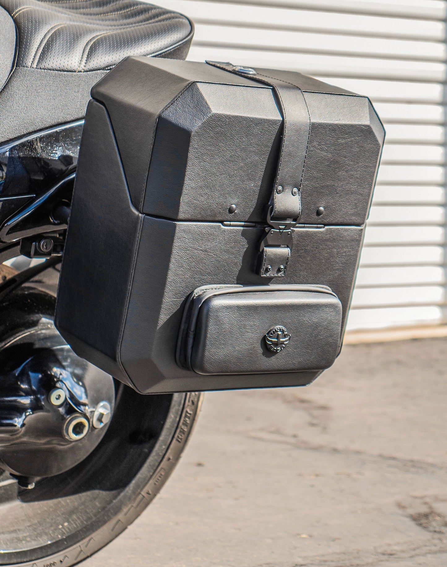 15L - Outlaw Quick Mount Medium Suzuki Boulevard M109 VZR1800 Hard Solo Alforja (Left Only)