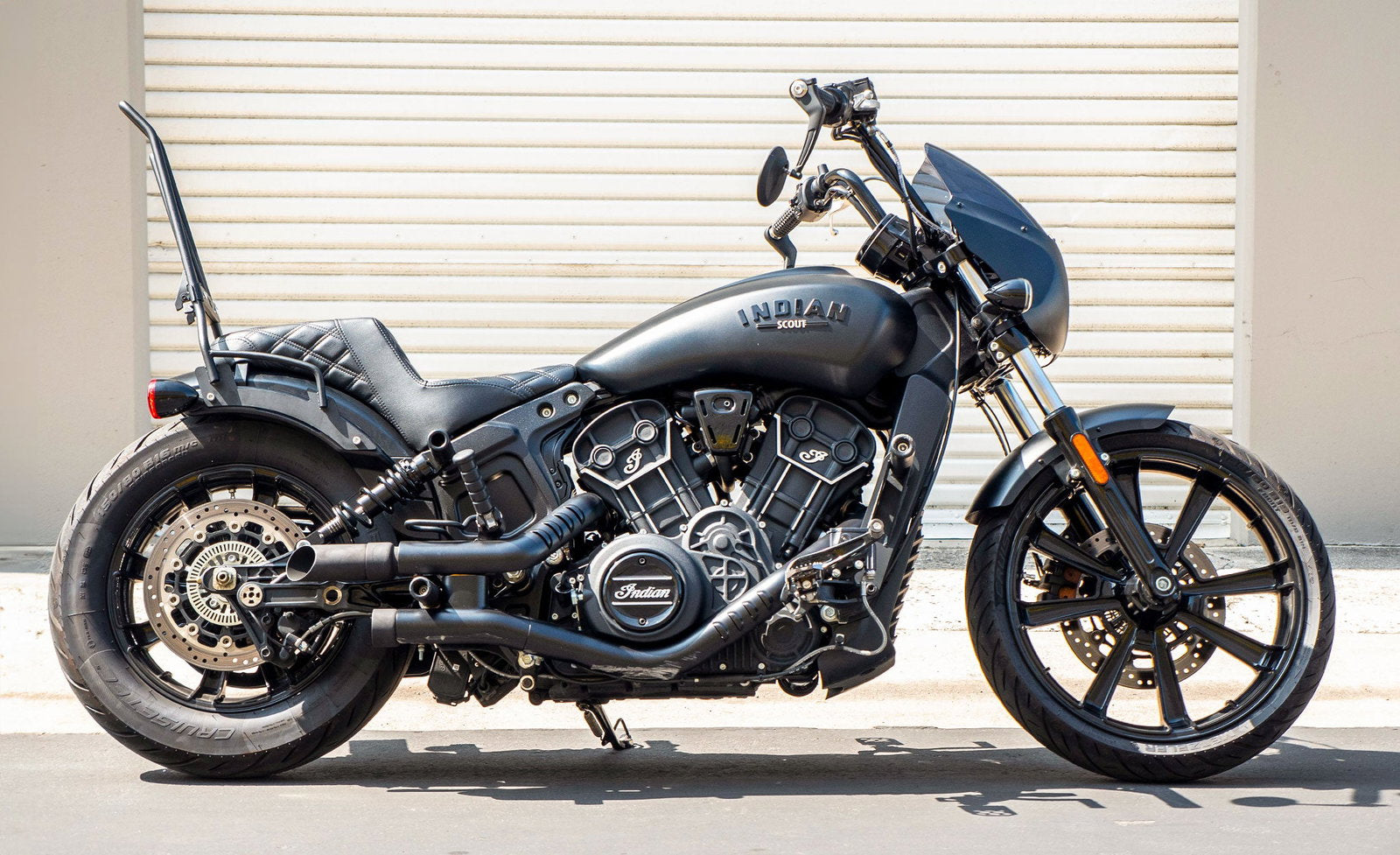 Iron Born Blade 25" Sissy bar with Foldable Luggage Rack para Indian Scout Bobber Sixty Matte Black