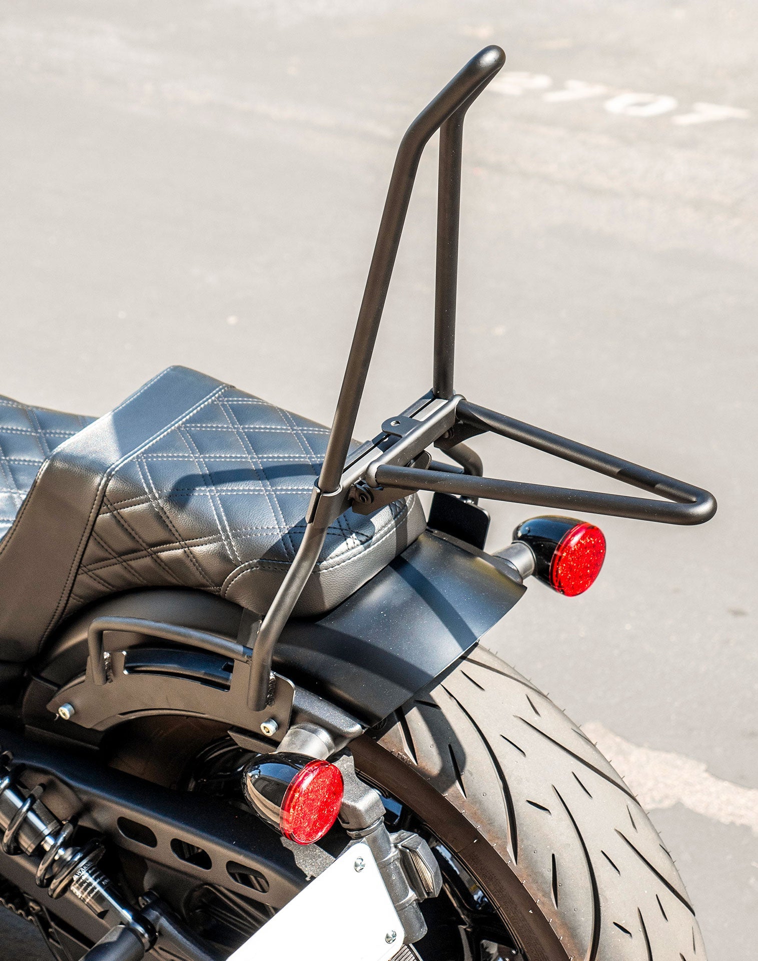 Iron Born Blade 25" Sissy bar with Foldable Luggage Rack para Indian Scout Bobber Sixty Matte Black