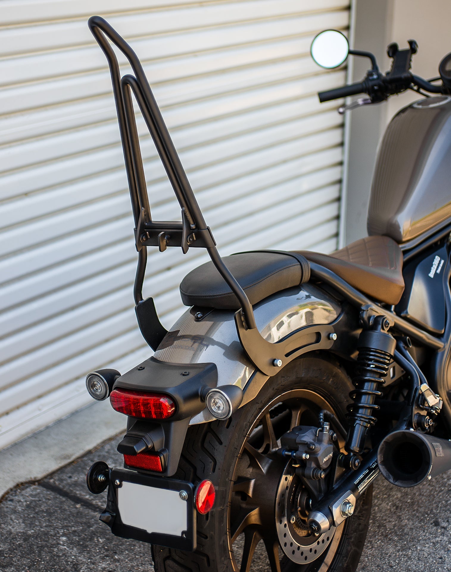 Iron Born Blade 25" Sissy bar with Foldable Luggage Rack para Honda Rebel 500/ABS Matte Black