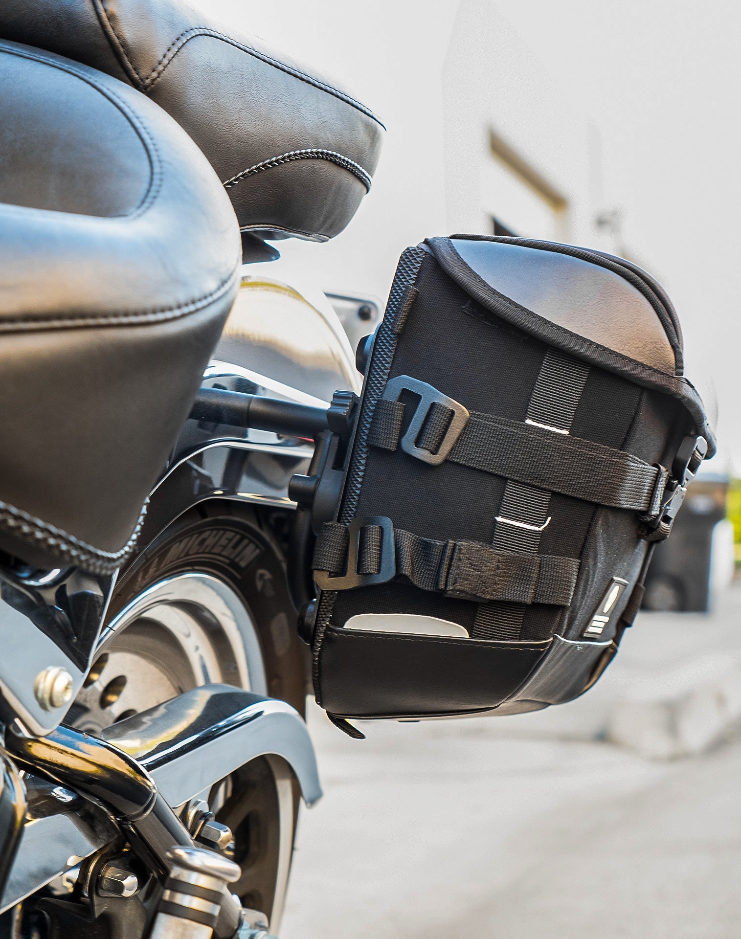 10L - Incognito Quick Mount Small Solo Alforja (Left Only) para Harley Softail Fat Boy Lo FLSTFB