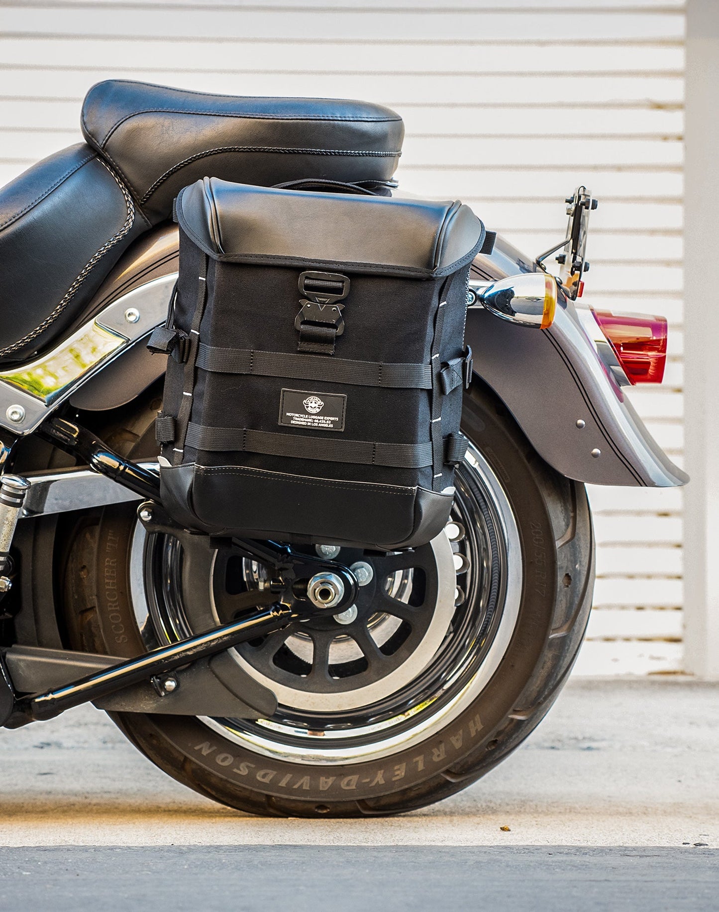 15L - Incognito Quick Mount Medium Solo Alforja (Left Only) para Harley Softail Fat Boy Lo FLSTFB