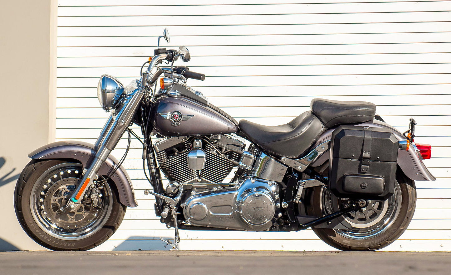 15L - Outlaw Quick Mount Medium Hard Solo Alforja (Left Only) para Harley Softail Fat Boy Lo FLSTFB