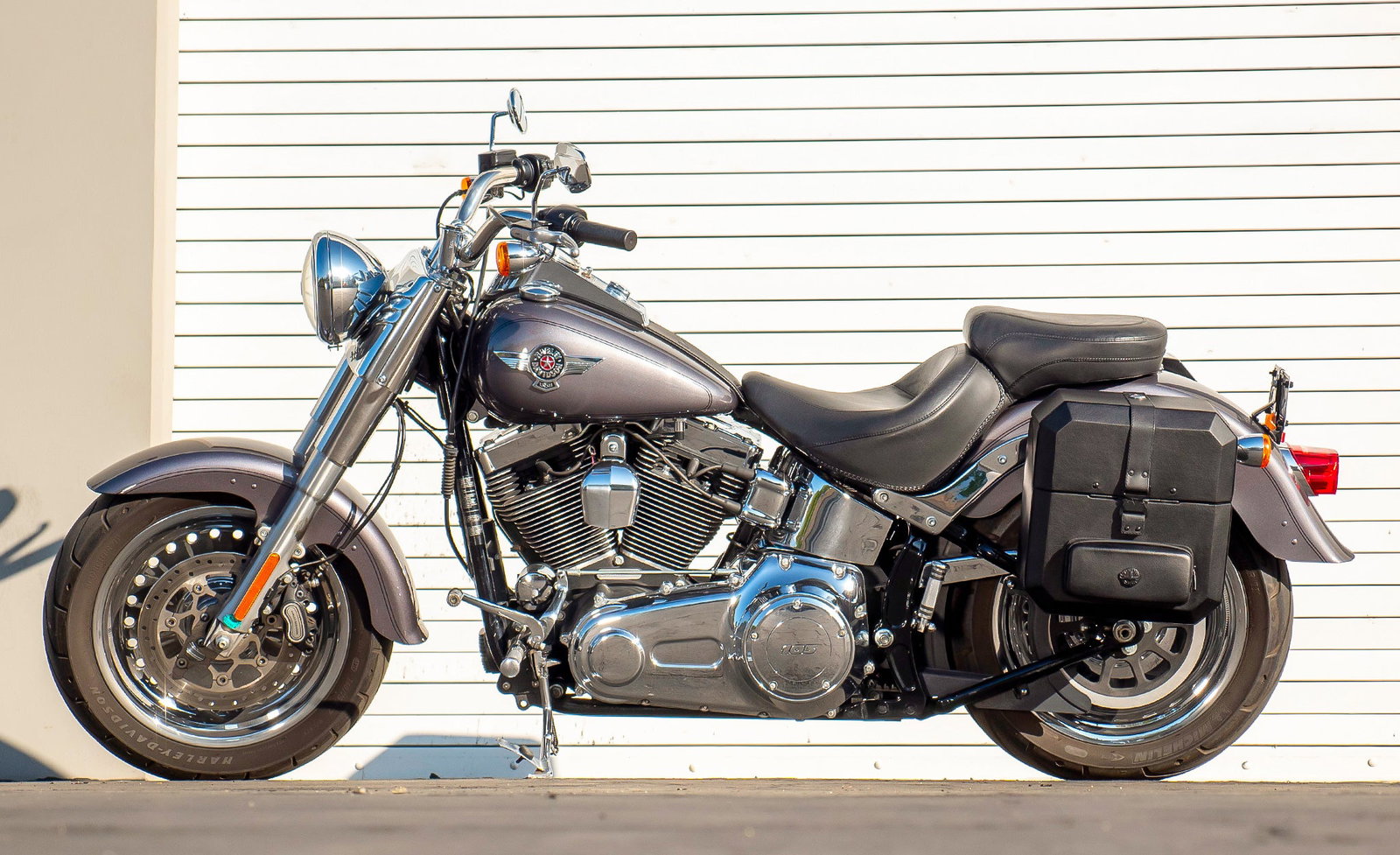 15L - Outlaw Quick Mount Medium Hard Solo Alforja (Left Only) para Harley Softail Fat Boy Lo FLSTFB