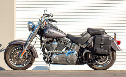 15L - Outlaw Quick Mount Medium Hard Solo Alforja (Left Only) para Harley Softail Fat Boy Lo FLSTFB