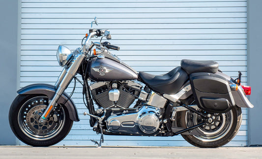 12L - Ironclad Quick Mount Medium Hard Solo Alforja (Left Only) para Harley Softail Fat Boy Lo FLSTFB