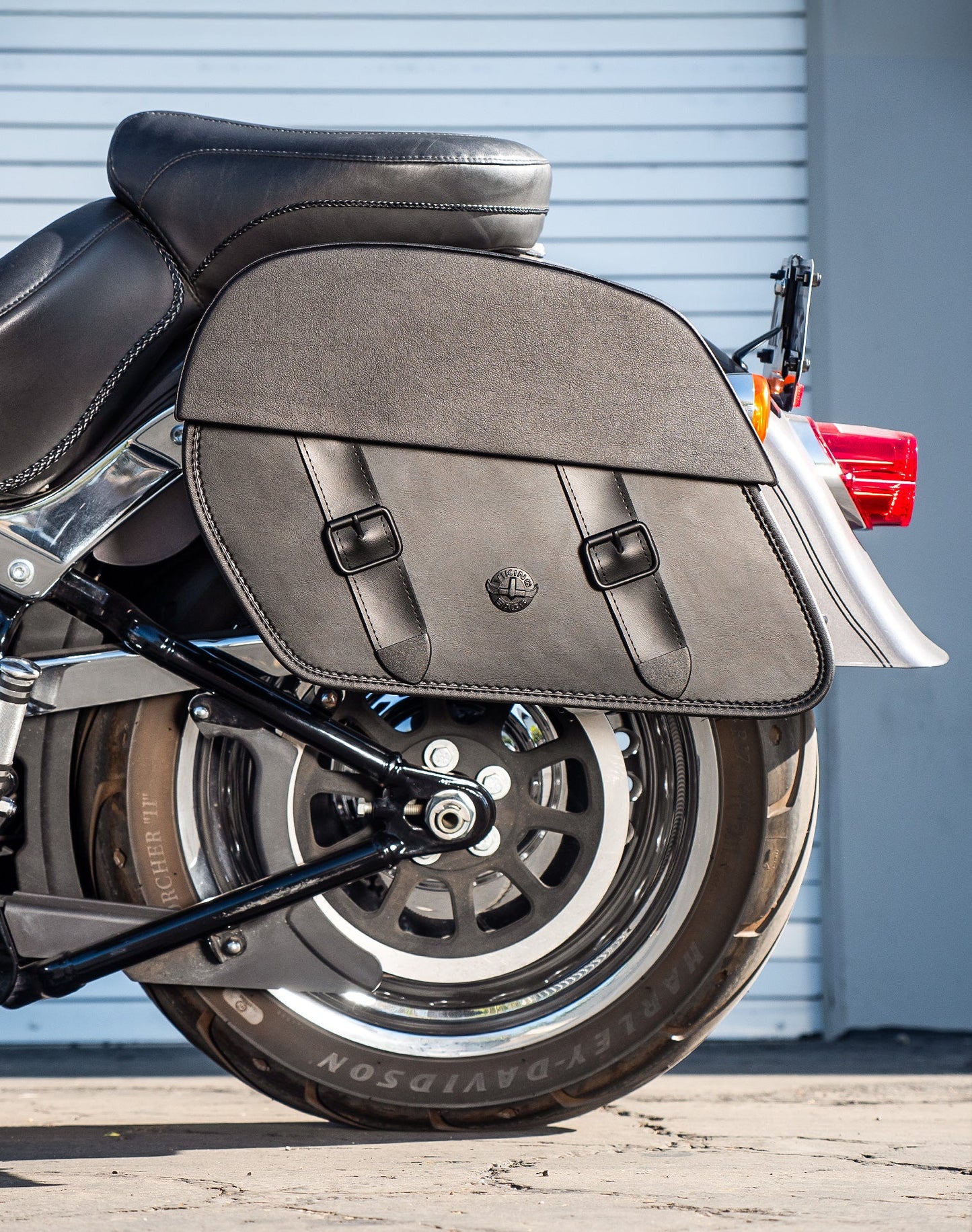 28L - Baelor Medium Quick Mount Motocicleta Alforjas para Harley Softail Fat Boy Lo FLSTFB