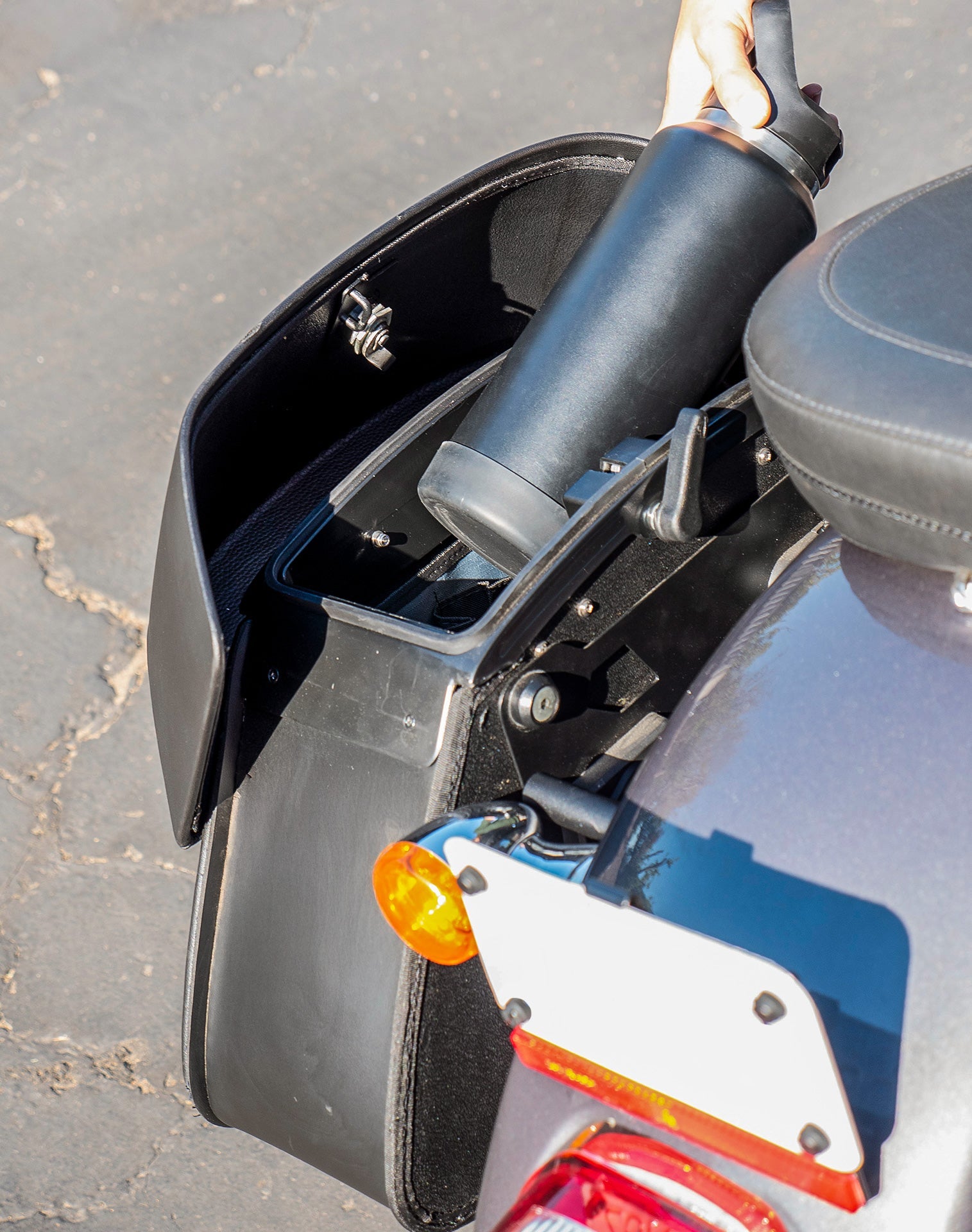 28L - Panzer Medium Quick Mount Motocicleta Alforjas para Harley Softail Fat Boy Lo FLSTFB