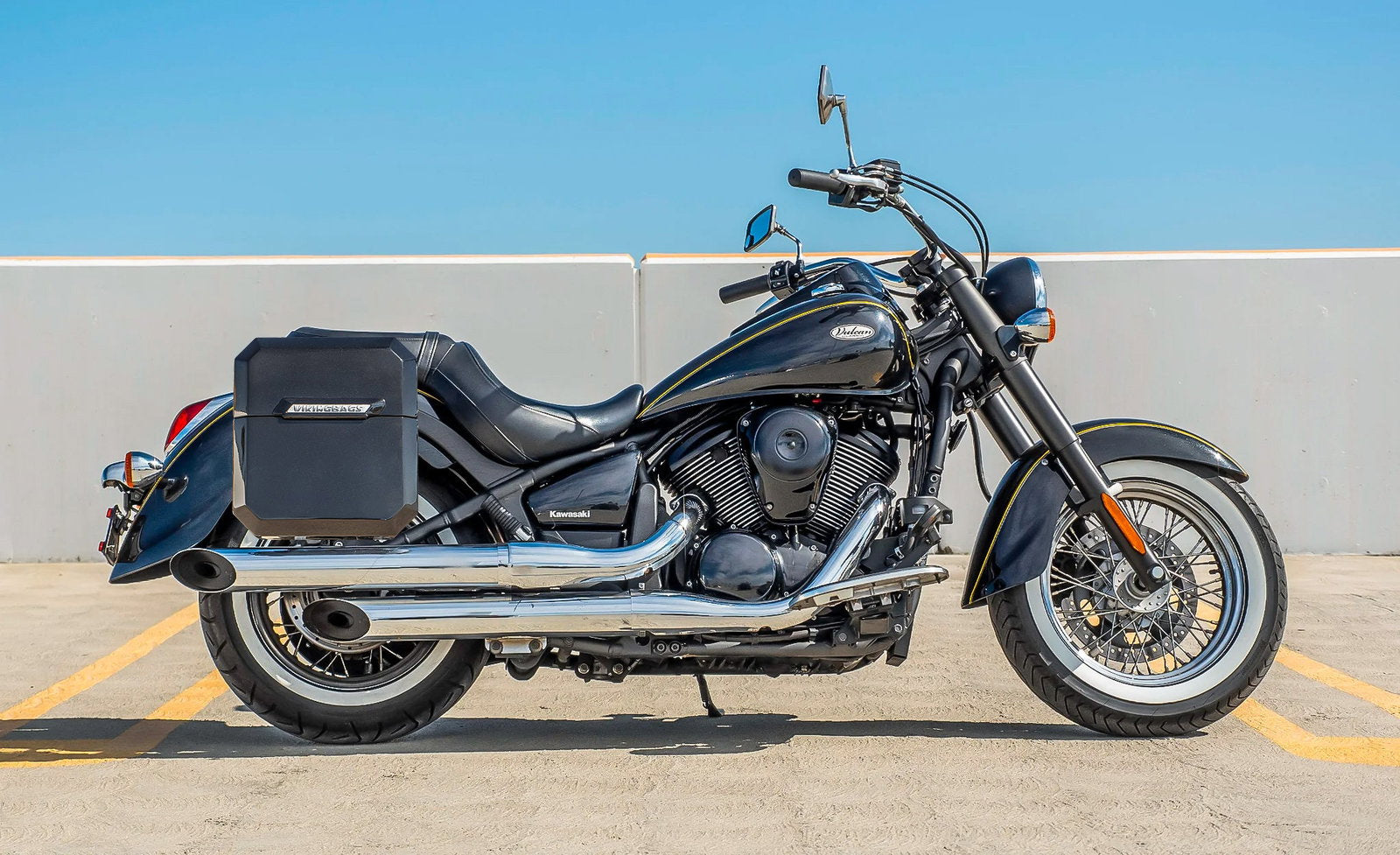 15L - Outlaw Quick Mount Medium Kawasaki Vulcan 900 Classic VN900 Painted Hard Solo Alforja (Right Only)