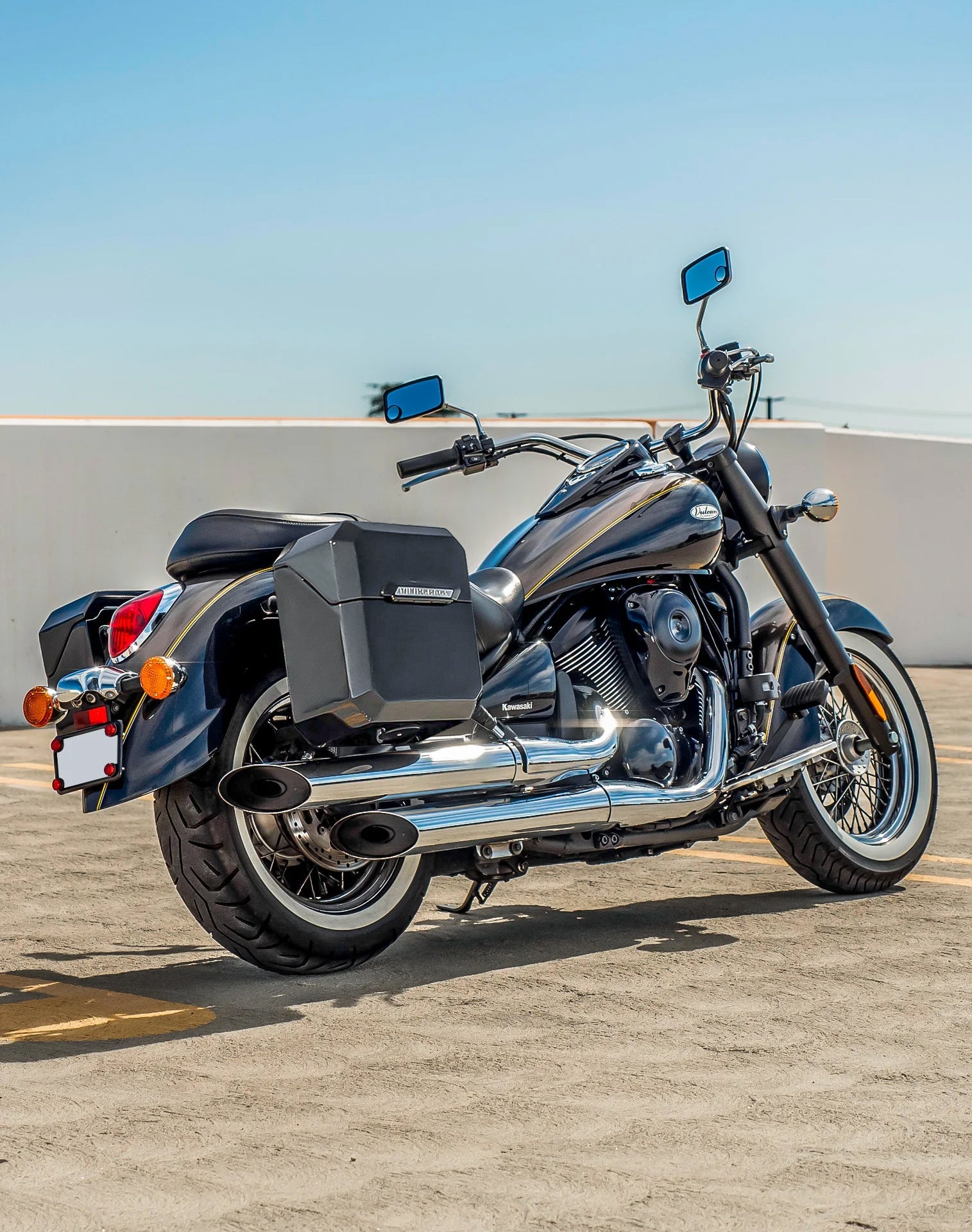 15L - Outlaw Quick Mount Medium Kawasaki Vulcan 900 Classic VN900 Painted Hard Solo Alforja (Right Only)