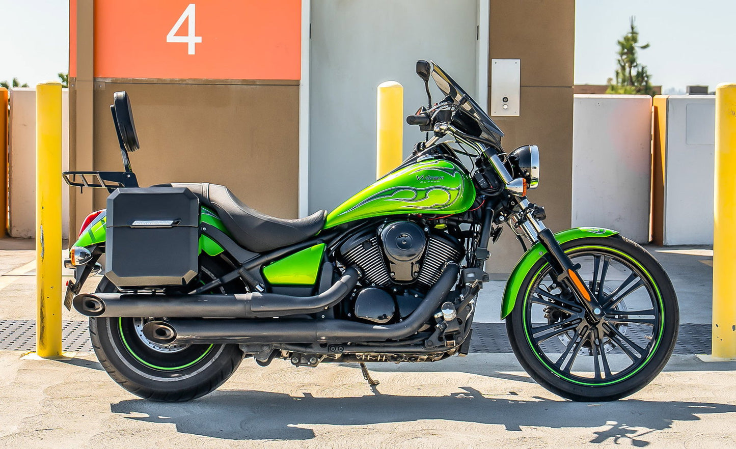 15L - Outlaw Quick Mount Medium Kawasaki Vulcan 900 Custom Painted Hard Solo Alforja (Right Only)