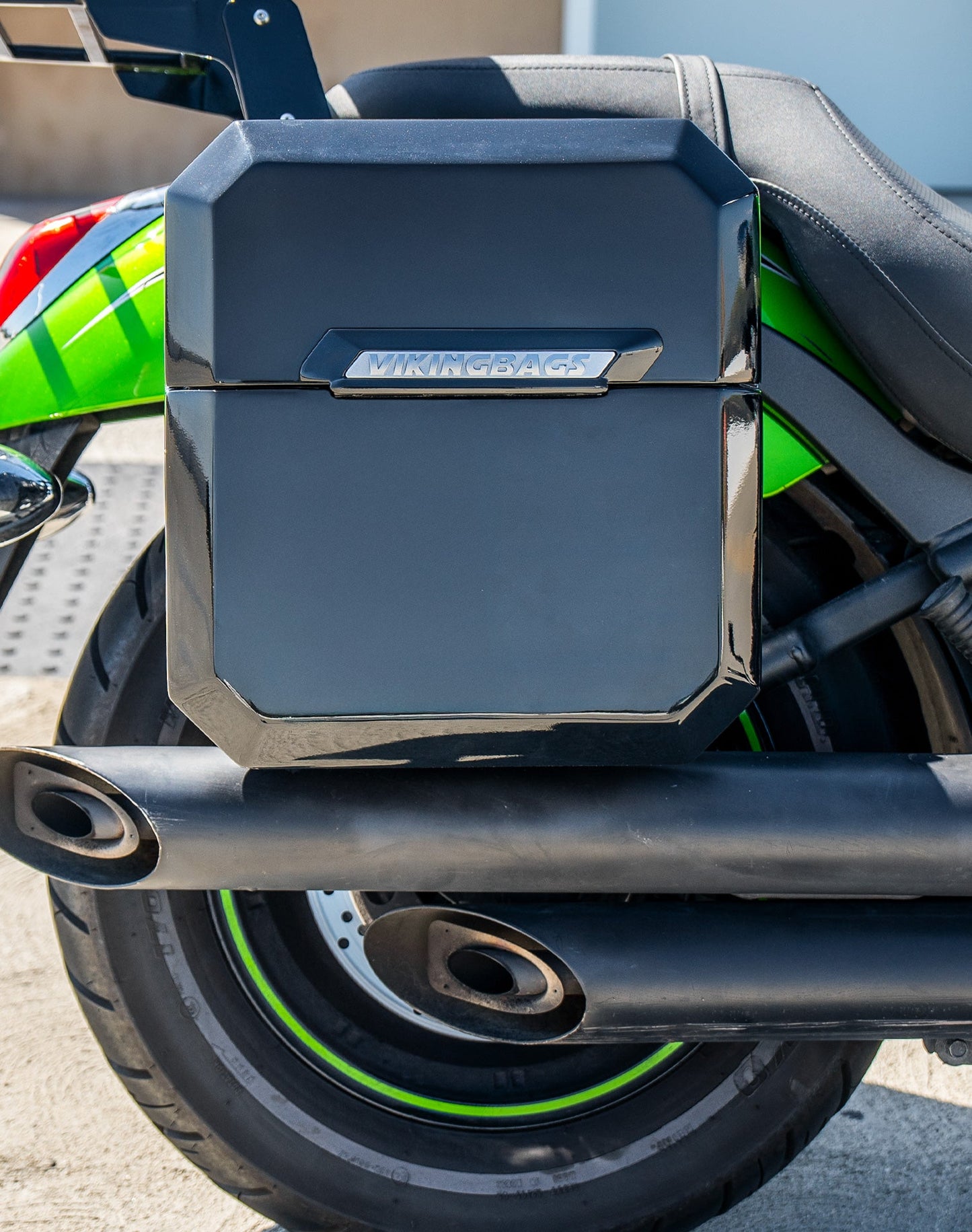 15L - Outlaw Quick Mount Medium Kawasaki Vulcan 900 Custom Painted Hard Solo Alforja (Right Only)