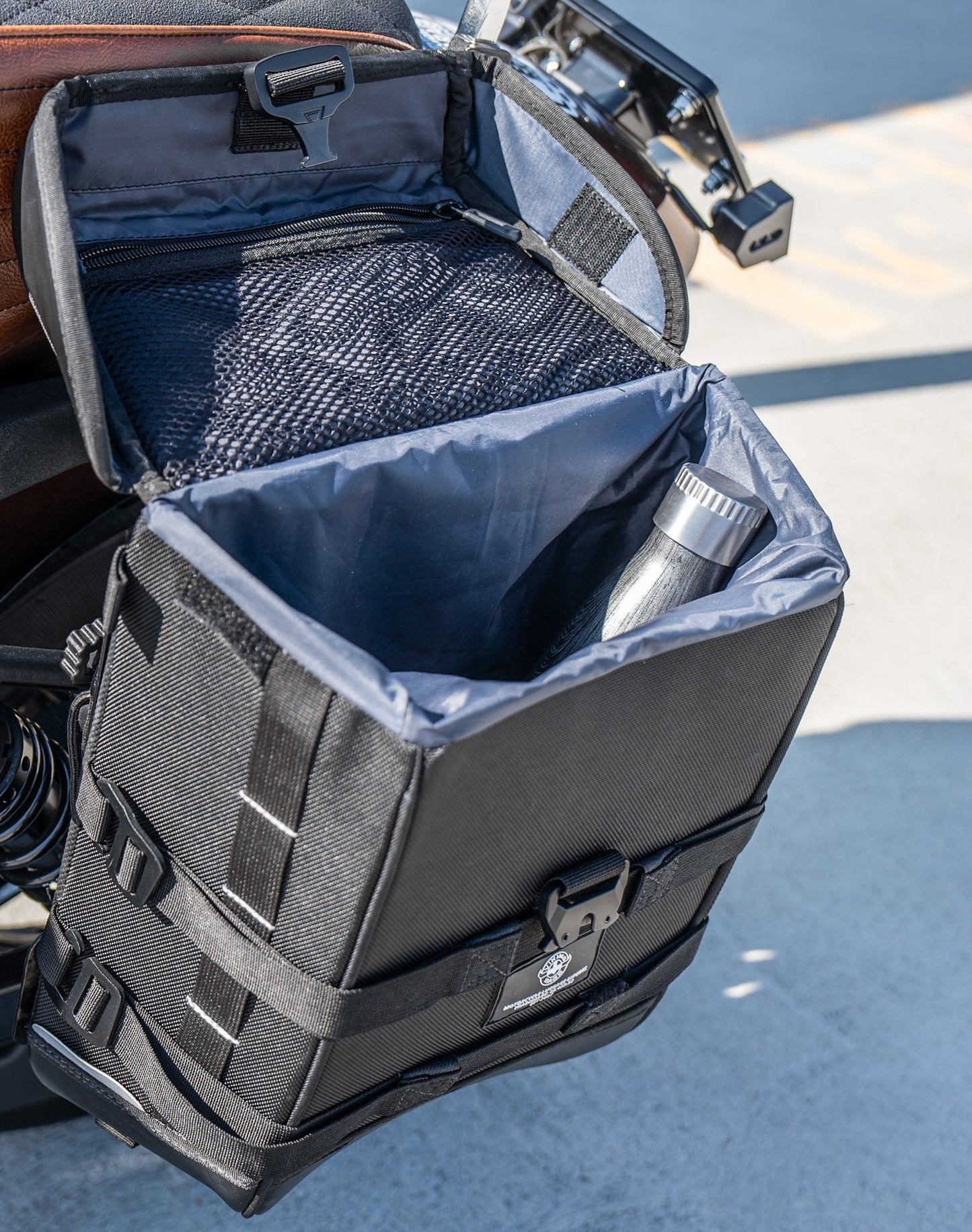 15L - Incognito Quick Mount Medium Solo Alforja (Left Only) para Harley Dyna Super Glide Custom FXDC/I
