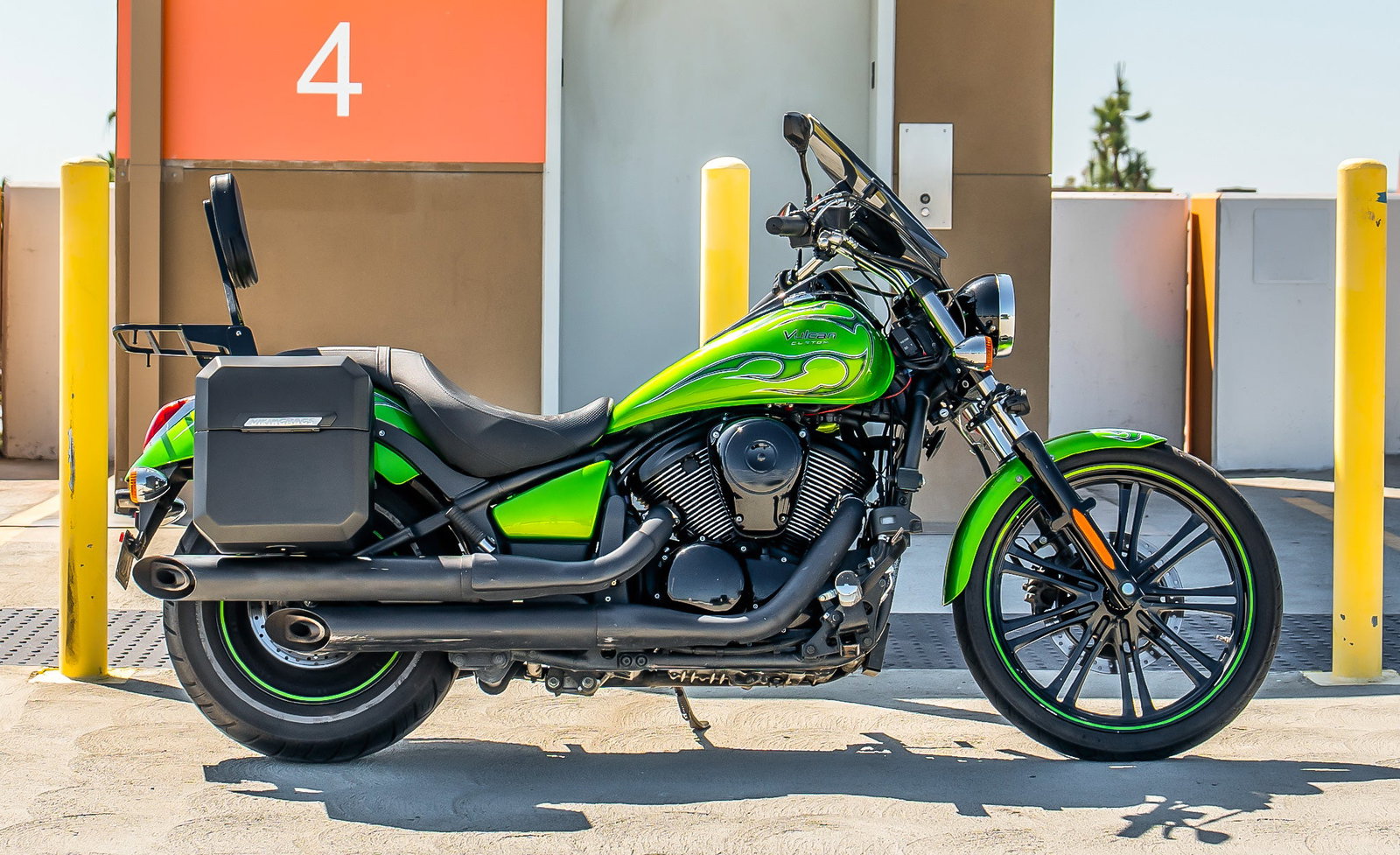 15L - Outlaw Quick Mount Medium Kawasaki Vulcan 900 Custom Matte Hard Solo Alforja (Right Only)