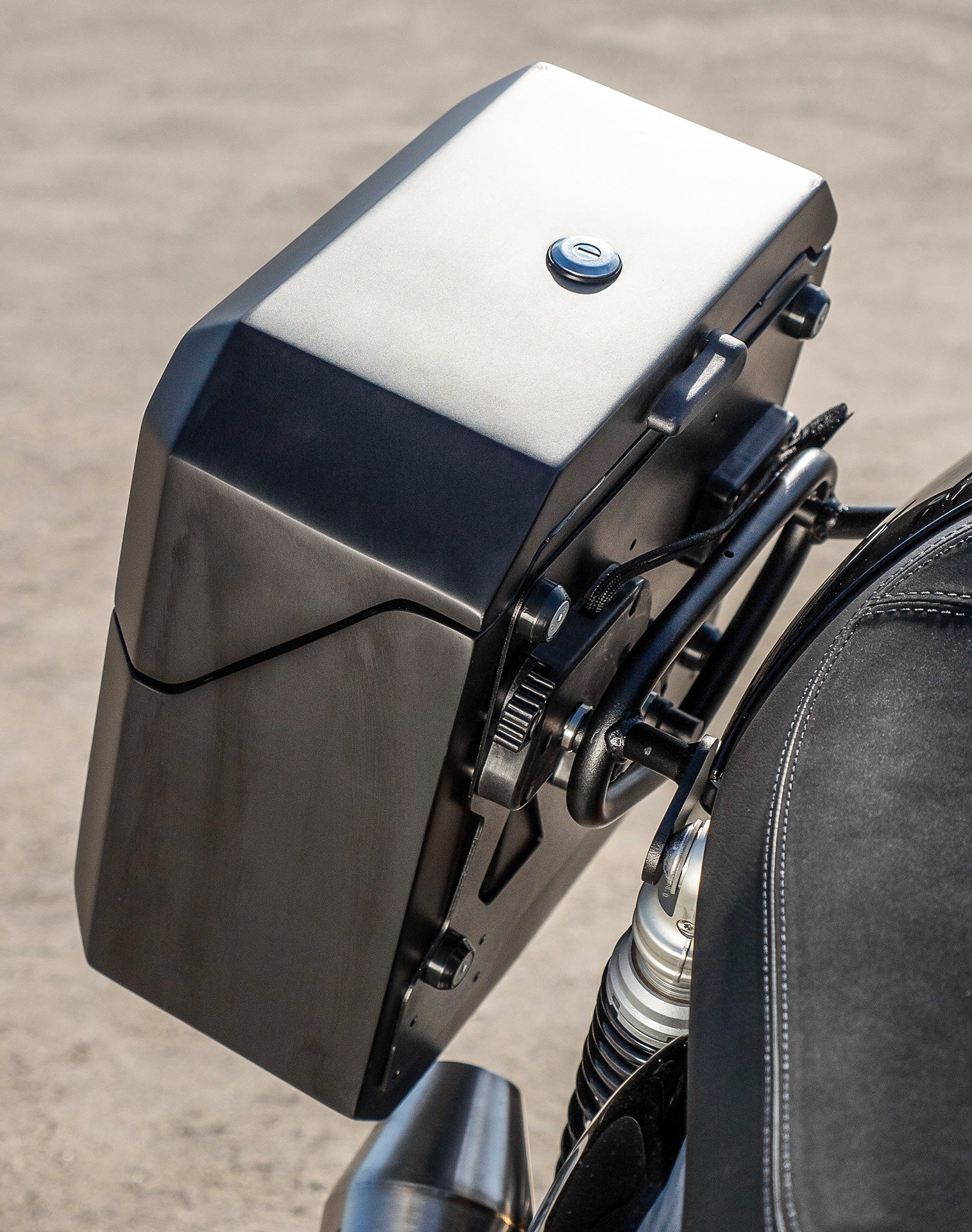 15L - Outlaw Quick Mount Medium Triumph Thruxton RS Matte Hard Solo Alforja (Right Only)