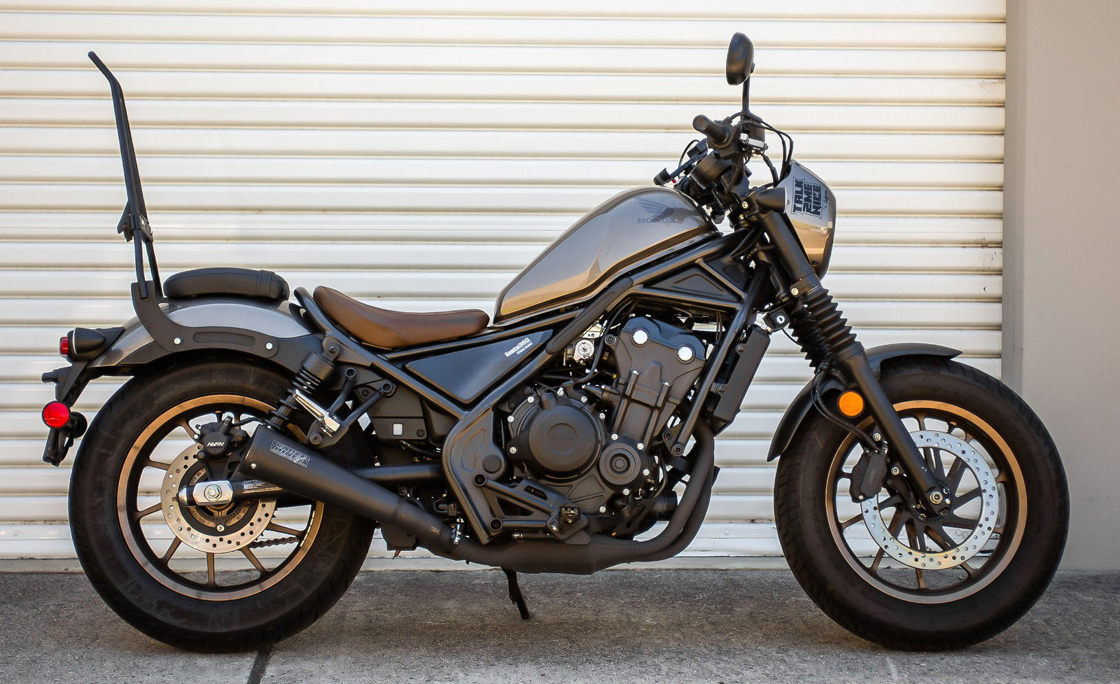 Iron Born Blade 25" Sissy bar with Foldable Luggage Rack para Honda Rebel 300/ABS Matte Black