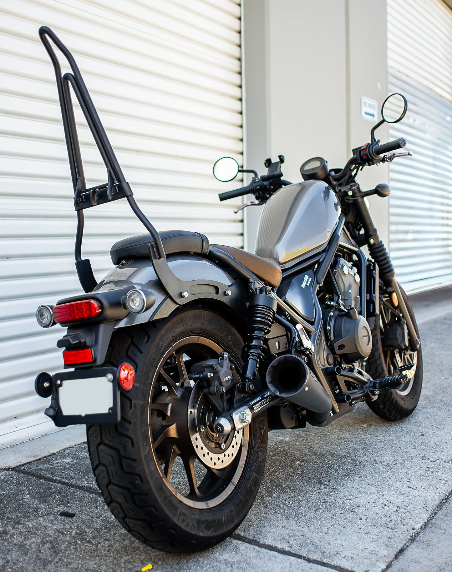 Iron Born Blade 25" Sissy bar with Foldable Luggage Rack para Honda Rebel 300/ABS Matte Black