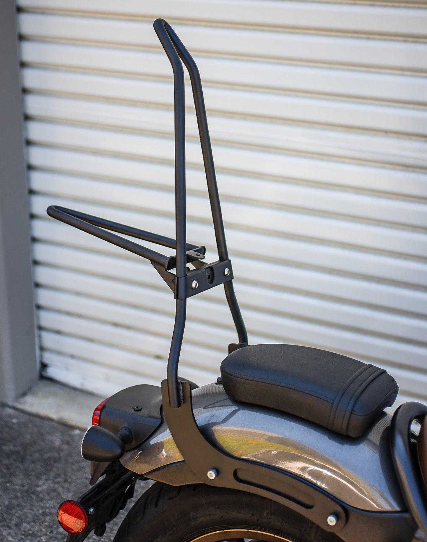 Iron Born Blade 25" Sissy bar with Foldable Luggage Rack para Honda Rebel 300/ABS Matte Black