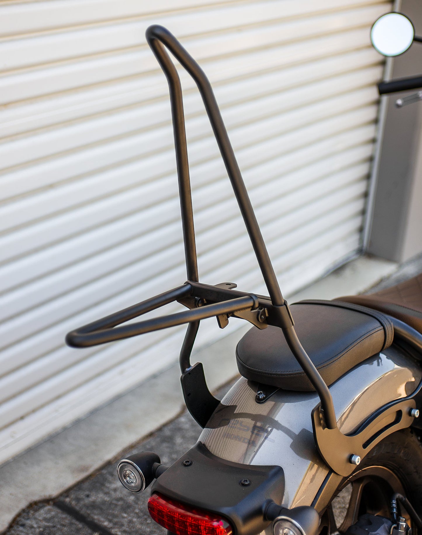 Iron Born Blade 25" Sissy bar with Foldable Luggage Rack para Honda Rebel 300/ABS Matte Black