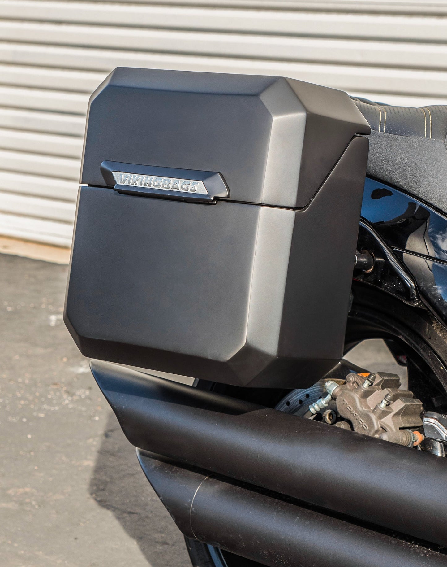 15L - Outlaw Quick Mount Medium Suzuki Boulevard M109R/VZR1800 Matte Hard Solo Alforja (Right Only)