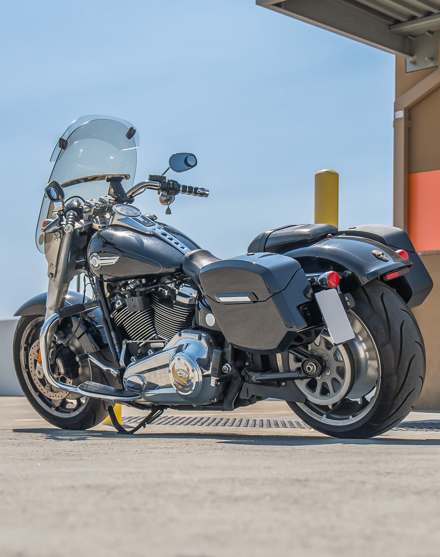 12L - Ironclad Quick Mount Medium Harley Softail Fat Boy FLFB/S Painted Hard Solo Alforja (Left Only)