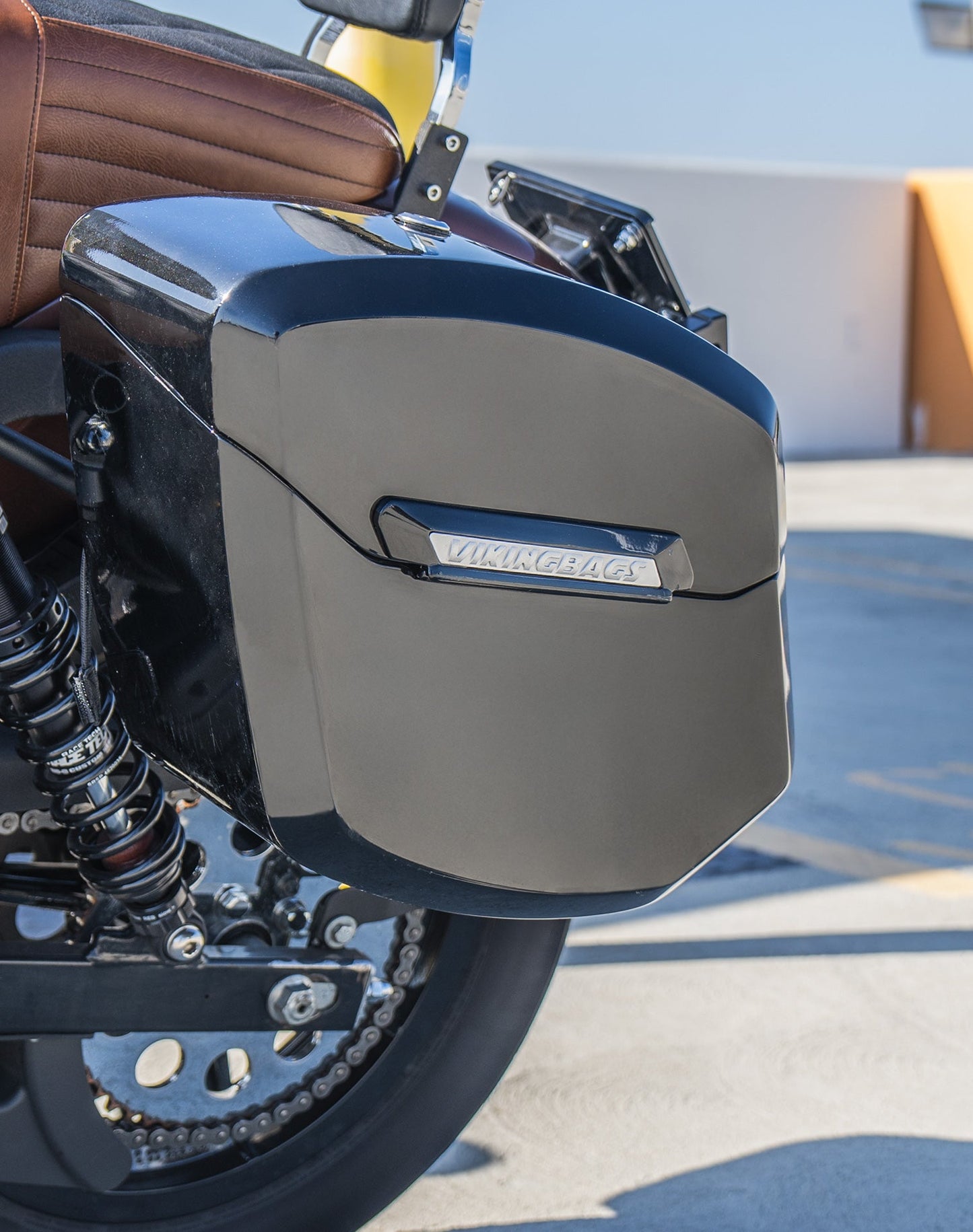 12L - Ironclad Quick Mount Medium Harley Dyna Super Glide FXD Painted Hard Solo Alforja (Left Only)