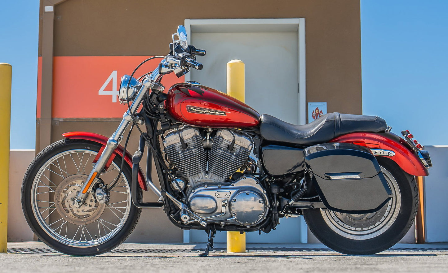 12L - Ironclad Quick Mount Medium Harley Sportster 883 Custom XL883C Painted Hard Solo Alforja (Left Only)