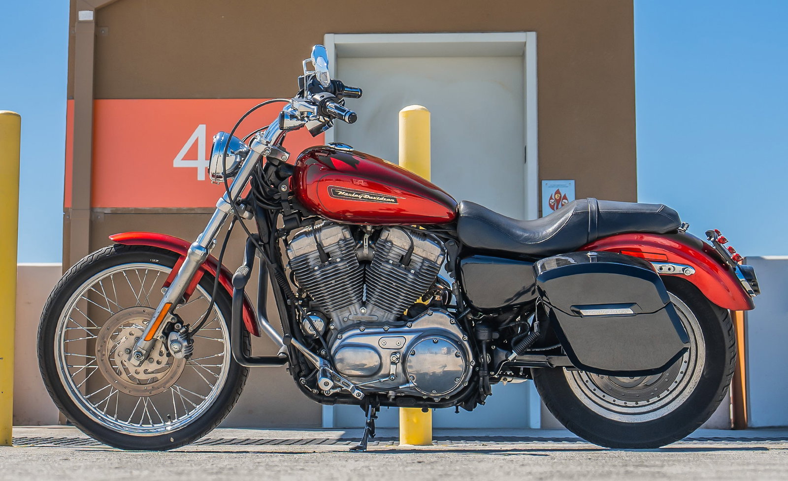 12L - Ironclad Quick Mount Medium Harley Sportster 883 Custom XL883C Painted Hard Solo Alforja (Left Only)