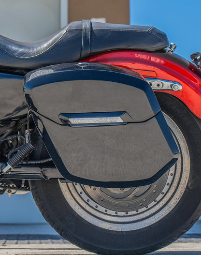 12L - Ironclad Quick Mount Medium Harley Sportster 883 Custom XL883C Painted Hard Solo Alforja (Left Only)