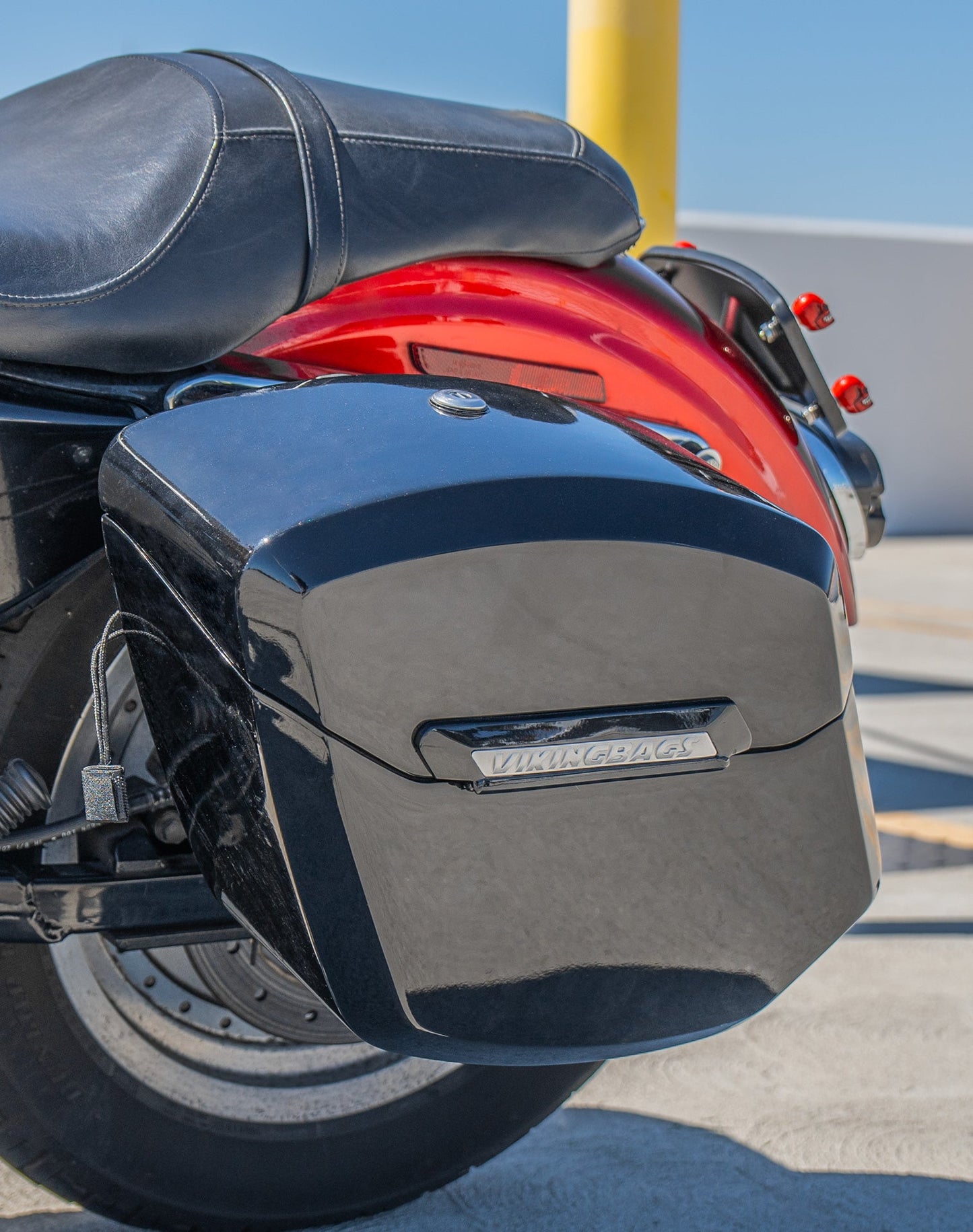 12L - Ironclad Quick Mount Medium Harley Sportster 883 Custom XL883C Painted Hard Solo Alforja (Left Only)