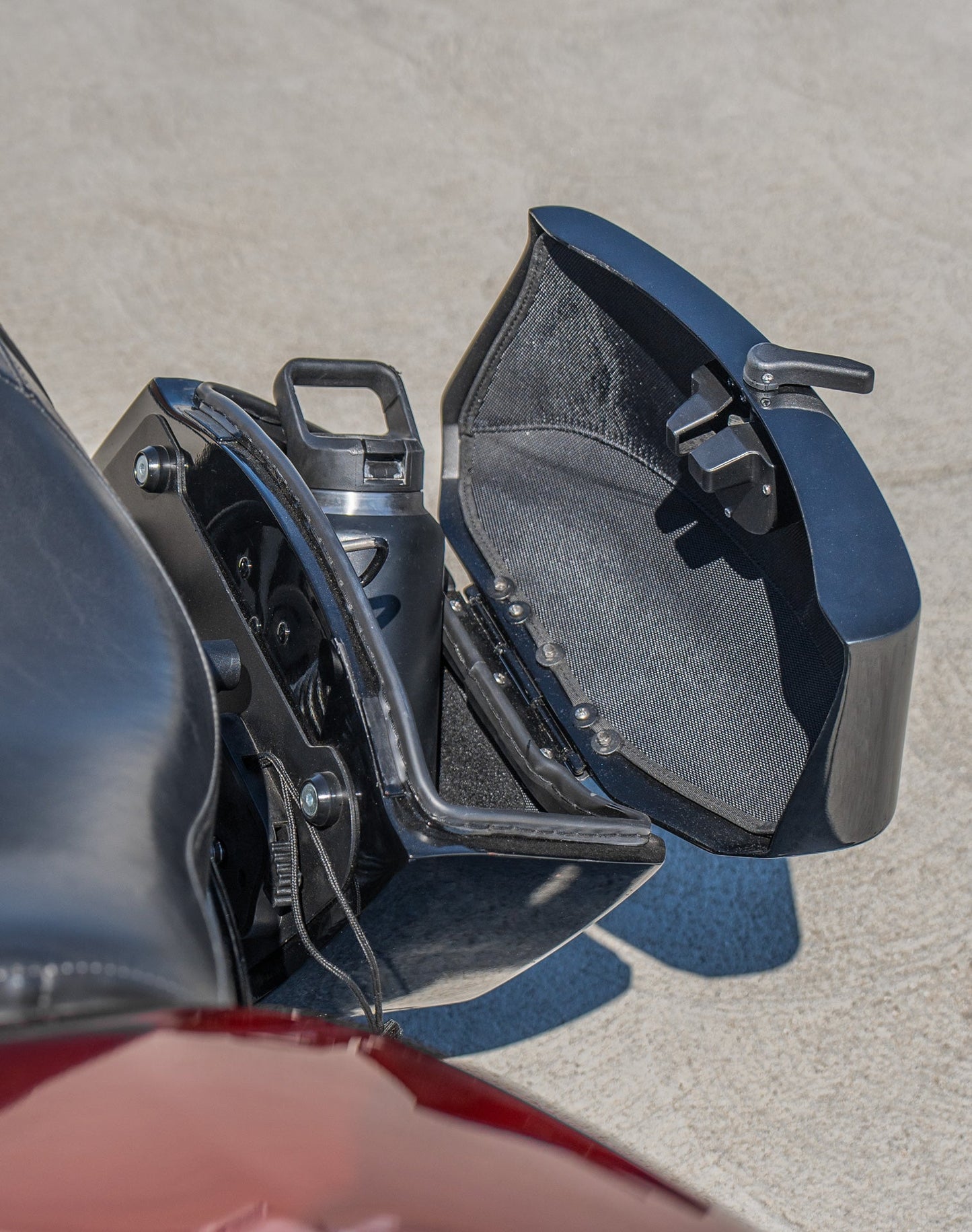 12L - Ironclad Quick Mount Medium Harley Sportster 883 Custom XL883C Painted Hard Solo Alforja (Left Only)