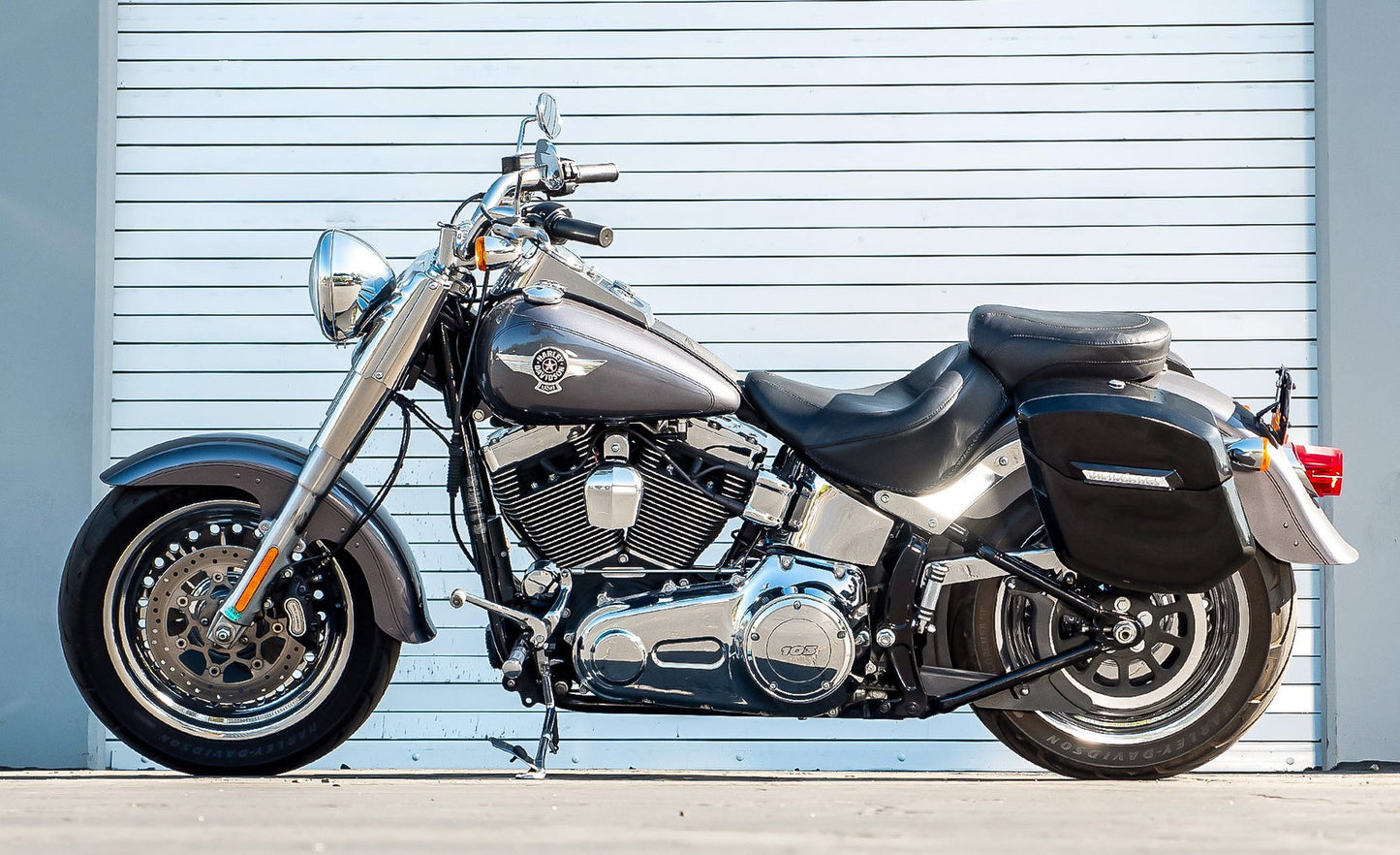 12L - Ironclad Quick Mount Medium Harley Softail Fat Boy Lo FLSTFB Painted Hard Solo Alforja (Left Only)