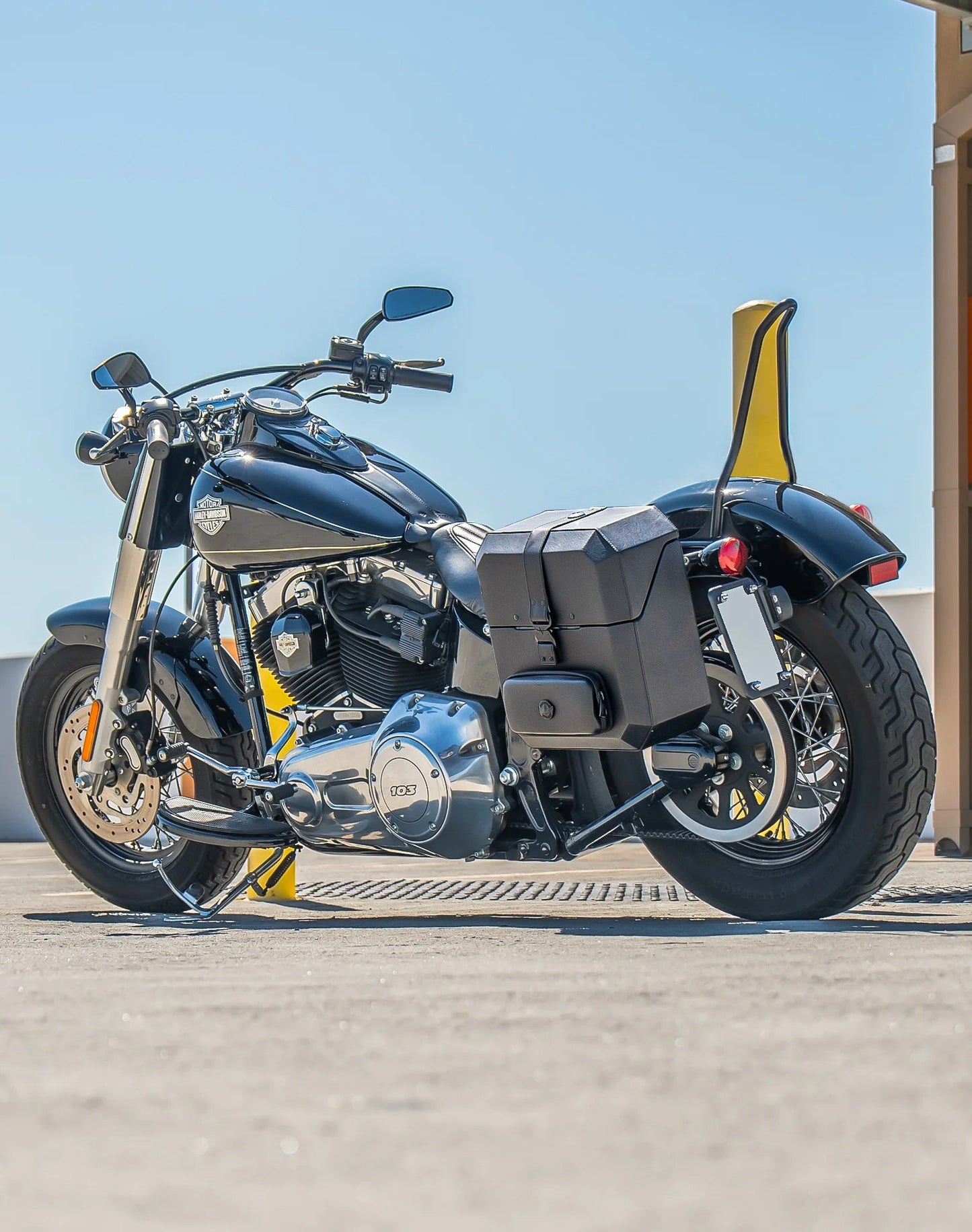 15L - Outlaw Quick Mount Medium Harley Softail Slim FLS Hard Solo Alforja (Left Only)