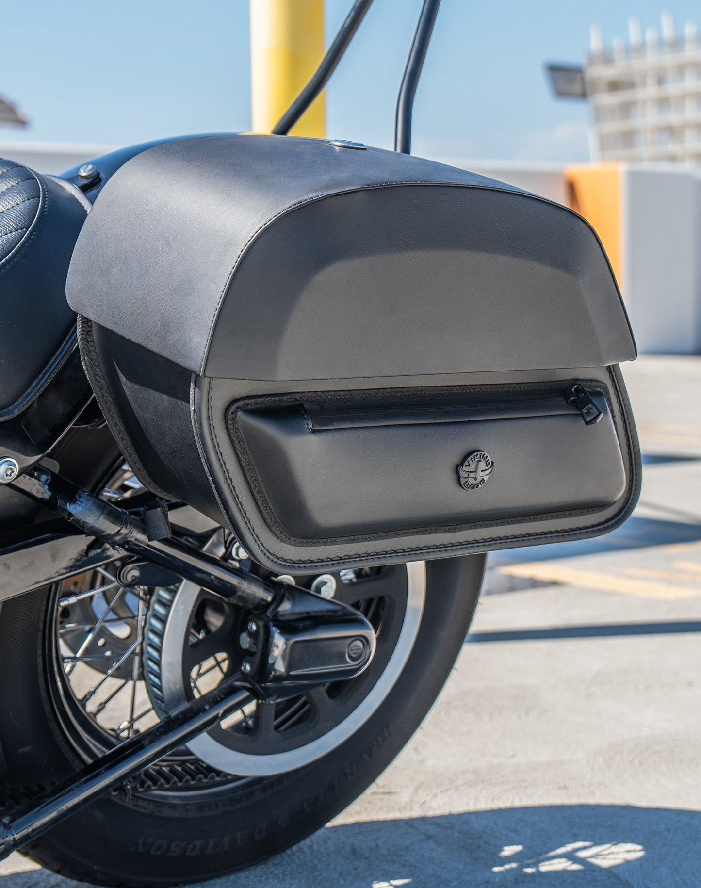 28L - Pantheon Quick-Mount Medium Harley Softail Slim FLS Motocicleta Alforjas