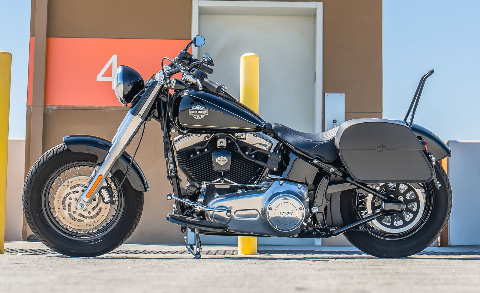 28L - Panzer Quick-Mount Medium Harley Softail Slim FLS Leather Alforjas