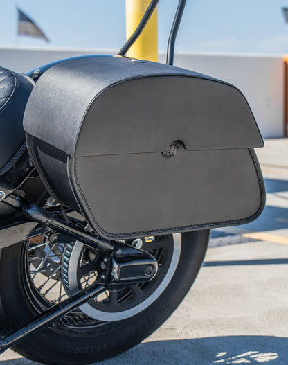 28L - Panzer Quick-Mount Medium Harley Softail Slim FLS Leather Alforjas