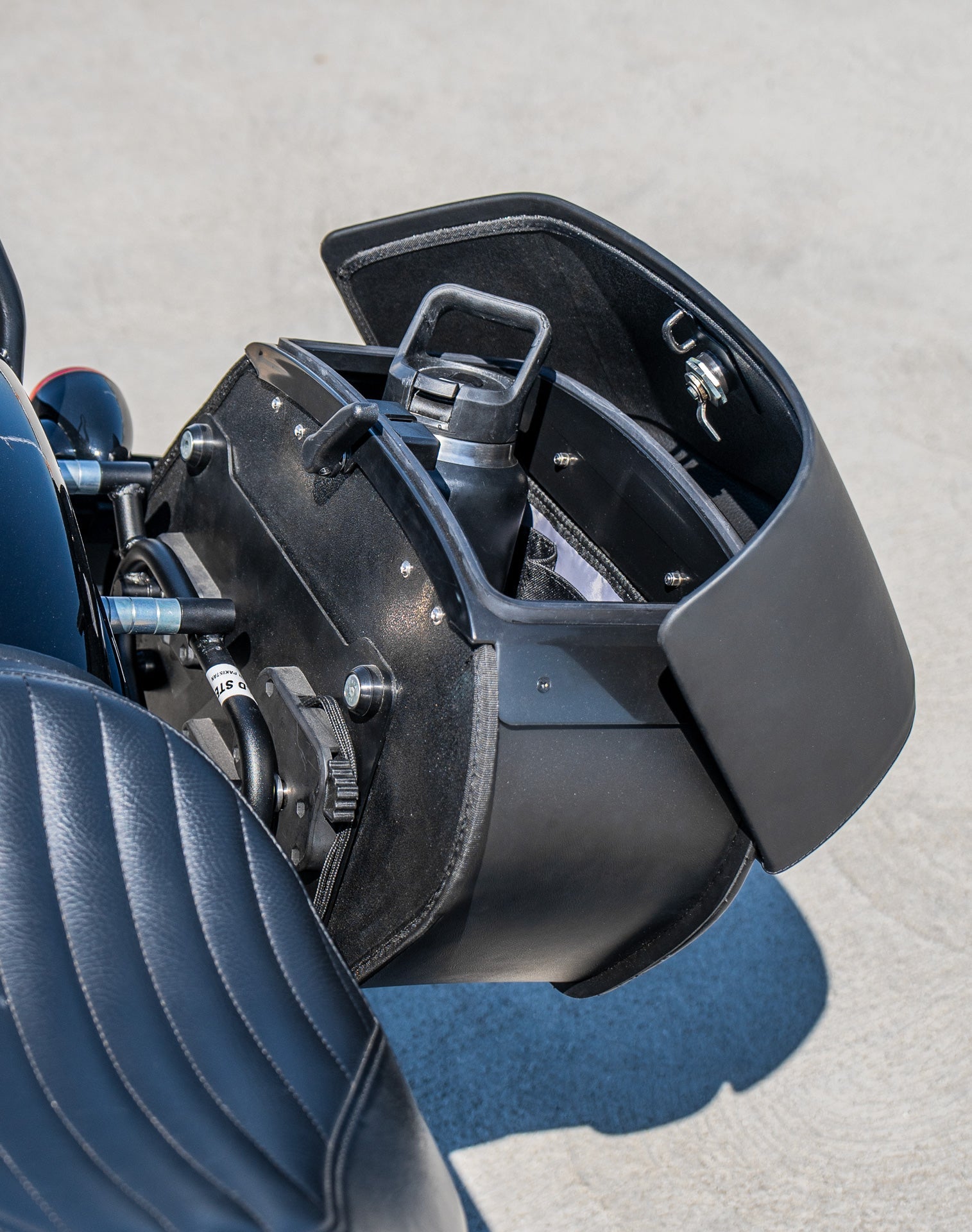 28L - Panzer Quick-Mount Medium Harley Softail Slim FLS Leather Alforjas